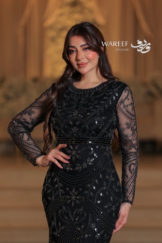 فستان اسود ضيق مزين بالتطريز الفخم