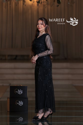 فستان سهرة أسود طويل ضيق وأكمام طويلة