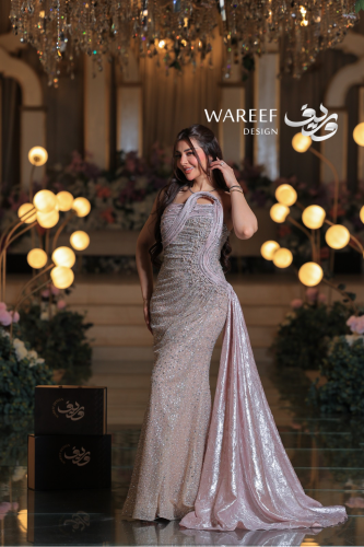 فستان سهرة شامبين وردي بتطريز لؤلؤي وذيل ساتان فاخ...