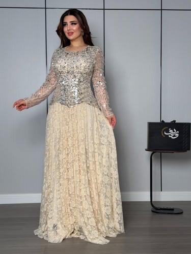 فستان شامبين فاخر بتطريز ترتر هندسي وتنورة دانتيل...