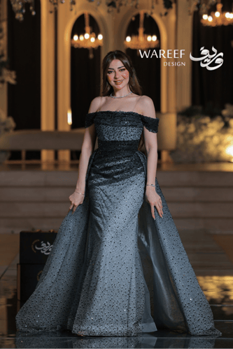 لفستان لونه أخضر زمردي فاتح مع لمعة واضحة من الترت...