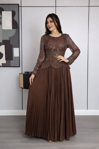 فستان ناعم نسائي باللون التفاحي بتطريز هندسي وتنور...