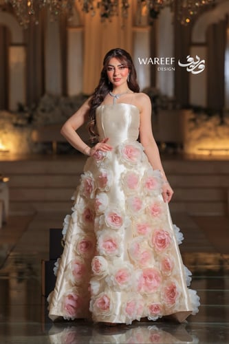 فستان بيج فاخر بزهور ثلاثية الابعاد