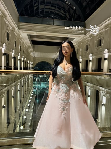 فستان سهرة ميدي بتطريز زهري ناعم وتصميم ساتان فاخر