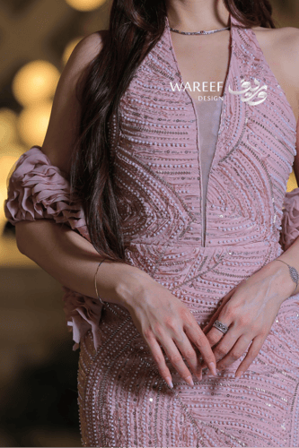 فستان سهرة طويل وردي شيفون مطرز بتصميم ضيّق أنثوي...