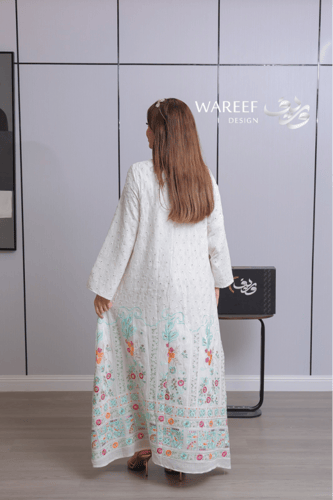 جلابية أوف وايت مطرّزة بنقوش زهرية ملوّنة