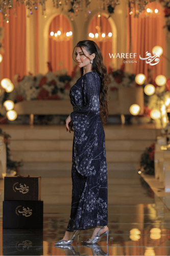 فستان سهرة أزرق داكن مزخرف بتفاصيل أنثوية