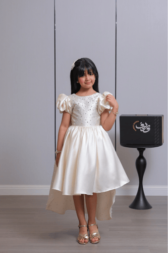 فستان بناتي ساتان بتطريز لامع وقصة ذيل خلفي