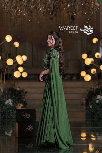 فستان سهرة أخضر ملكي بتطريز مخملي فاخر وتصميم مستو...