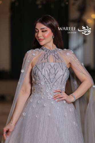 فستان سهرة لحمي فاتح كاب ملكي مطرز بالكريستال ورود