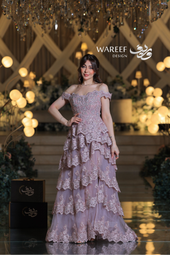 فستان سهرة دانتيل بطبقات متدرجة وتطريز فاخر