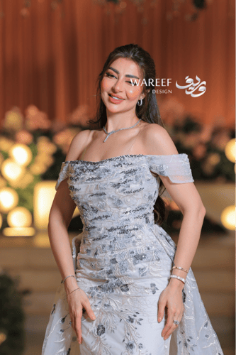 فستان سهرة فضّي مزدان بتطريزات زهرية راقية وتصميم...