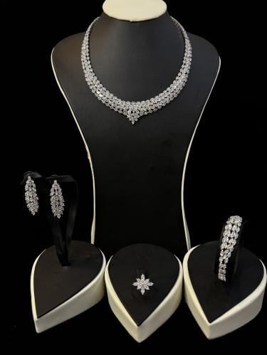 طقم وريف بتصميم الأوراق المتشابكة