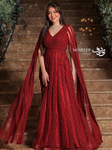 فستان سهرة باكمام واسعه وطويله باللون العودي