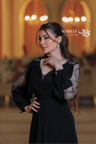 فستان سهرة أسود مزخرف بأكمام شفافة
