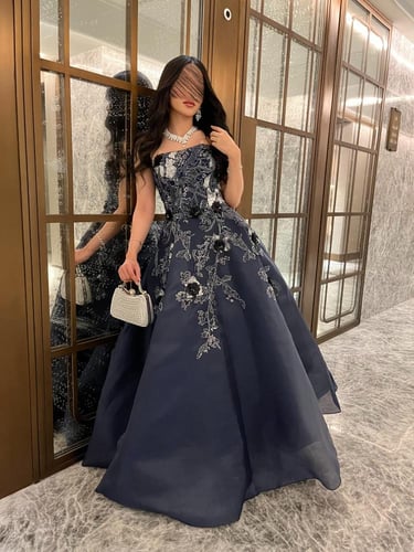 ‎فستان توب كحلي طويل مزين بنقوش أنيقة