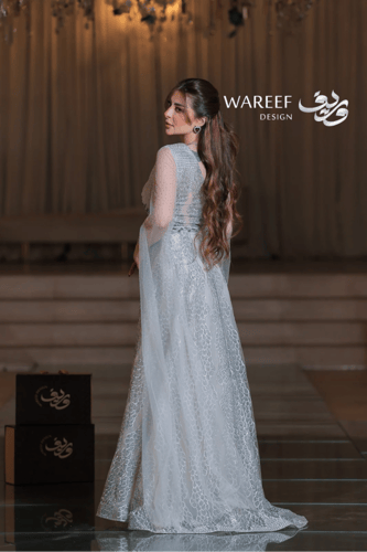 فستان سهرة فضي لامع دانتيل بأكمام كاب