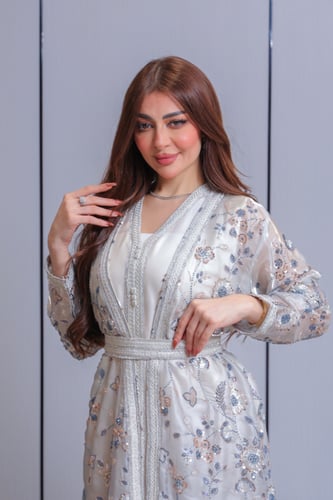 جلابية ناعمة باللون الفضي المزرق بتطريز فاخر ولمسة...