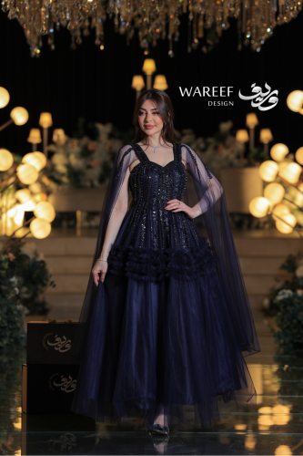 فستان سهرة كحلي طويل بتطريزات براقة وكاب تول فاخر...