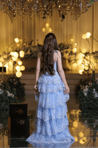 فستان سهرة أزرق فاتح بطبقات تول مطرزة وتصميم ستراب...