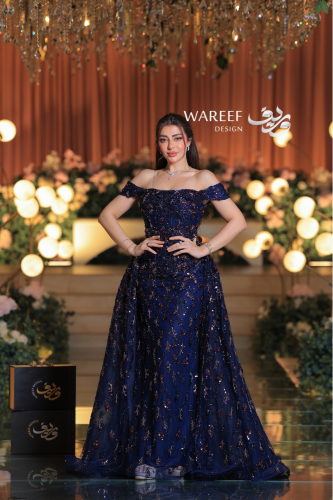 فستان سهرة كحلي ملكي بتطريز عنّابي فاخر وتصميم أكت...