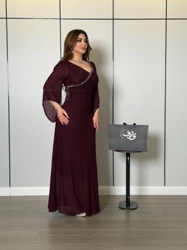 فستان خمري لامع بتفاصيل كريستالية