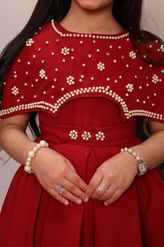 فستان بناتي ملكي بكاب مطرّز ولآلئ فاخرة