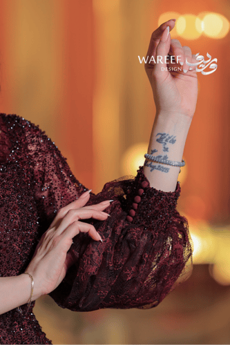 فستان عنابي طويل بتطريز فاخر وتنورة بليسيه واسعة