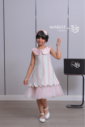 فستان بناتي وردي باستيل بطبقات تول وياقة بتصميم فر...