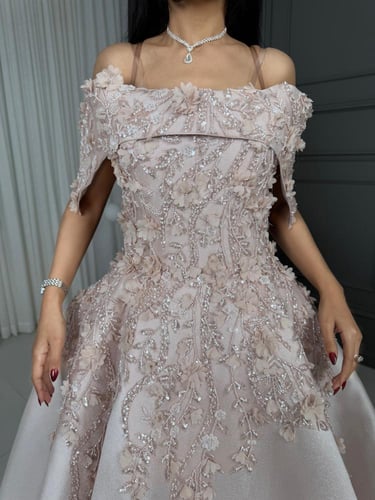 فستان سهرة وردي بتزيين ورود