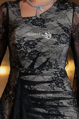 فستان دانتيل اسود ضيق مع اكمام طويله