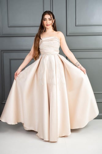 فستان سهرة بخامه ميكادو بتطريز كلفه على الصدر