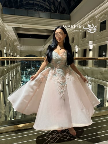 فستان سهرة ميدي بتطريز زهري ناعم وتصميم ساتان فاخر