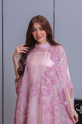 جلابية ناعمة وردية بتطريز زهري بارز وأكمام منسدلة...