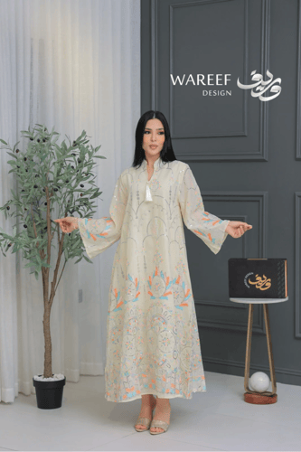 جلابية بلون كريمي مطرّزة بنقوش هندسية ملوّنة وقصّة...