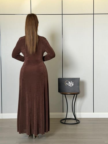 فستان ناعم بني شوكولاتة لامع بقصّة لفّ أنثوية وتفا...