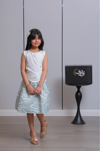 طقم بناتي أنيق ببلوزة بيضاء وتنورة جاكار مزخرفة