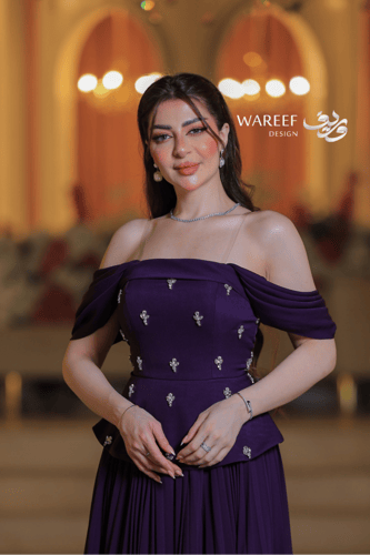 فستان سهرة بنفسجي مزخرف و لامع