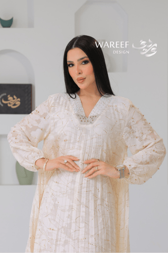 جلّابية أنيقة بلون كريمي بتطريز لؤلؤي ناعم ولمسات...