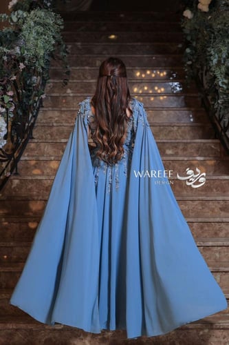 فستان سهره باللون الازرق مزين بالشك ورود