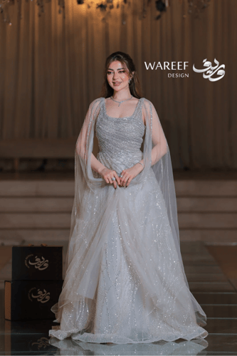 فستان فضي فاخر بتطريز متقاطع ولمعة براقة وأكمام كا...