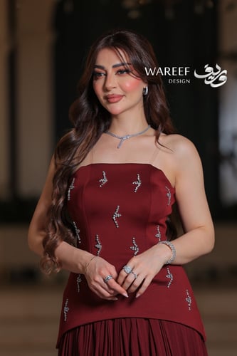 فستان سهرة عنابي بدون اكمام تنورة بليسيه صدر مطرز...