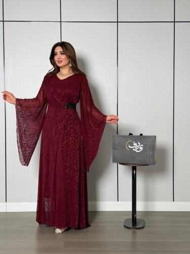 فستان خمري فاخر بأكمام فراشة وتفاصيل لامعة