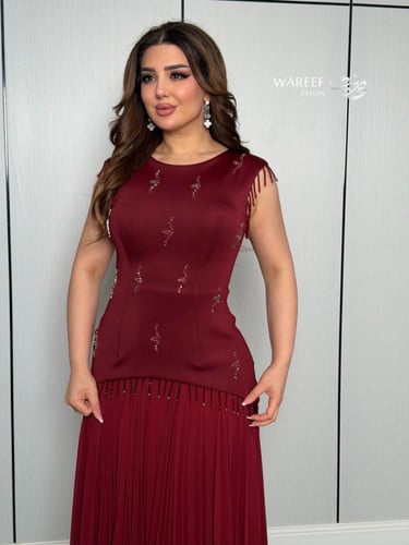 فستان خمري ناعم بقصّة أنيقة ولمسة تطريز خفيفة