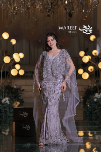 فستان سهرة لافندر مطرّز بالكامل بتصميم فاخر مع كاب...