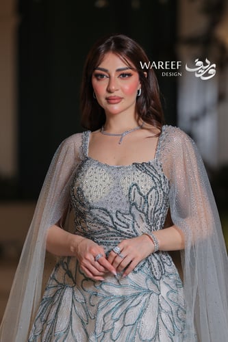 فستان سهرة ملكي طويل بتطريز تيفاني فاخر وكاب شفاف...