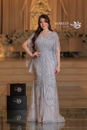 فستان فضي مزين بالتطريز الفخم