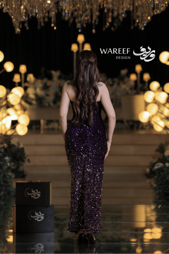 فستان سهرة بنفسجي غامق طويل بترتر لامع وحمّالات رف...