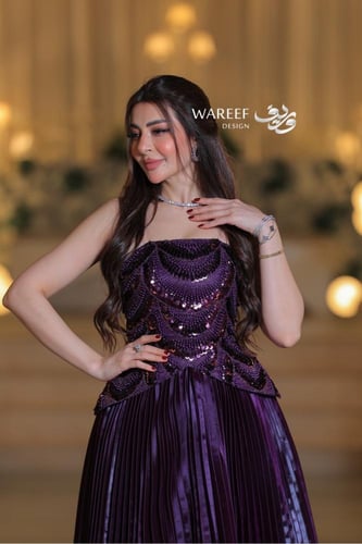 فستان سهرة فاخر بقصّة كورسيه وتنورة بليسيه لامعة
