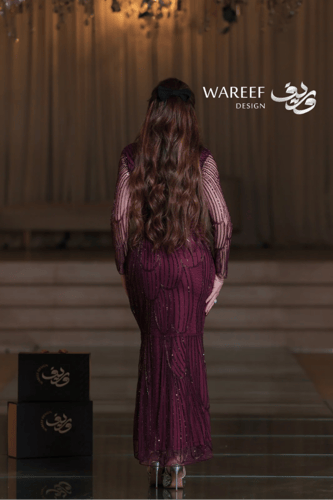 فستان سهرة عنابي طويل ضيق أكمام شفافة قماش شبكي مط...